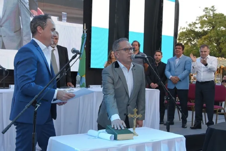 JUNTO A UNA MULTITUD, ASUMIÓ ALBERTO DESCALZO
